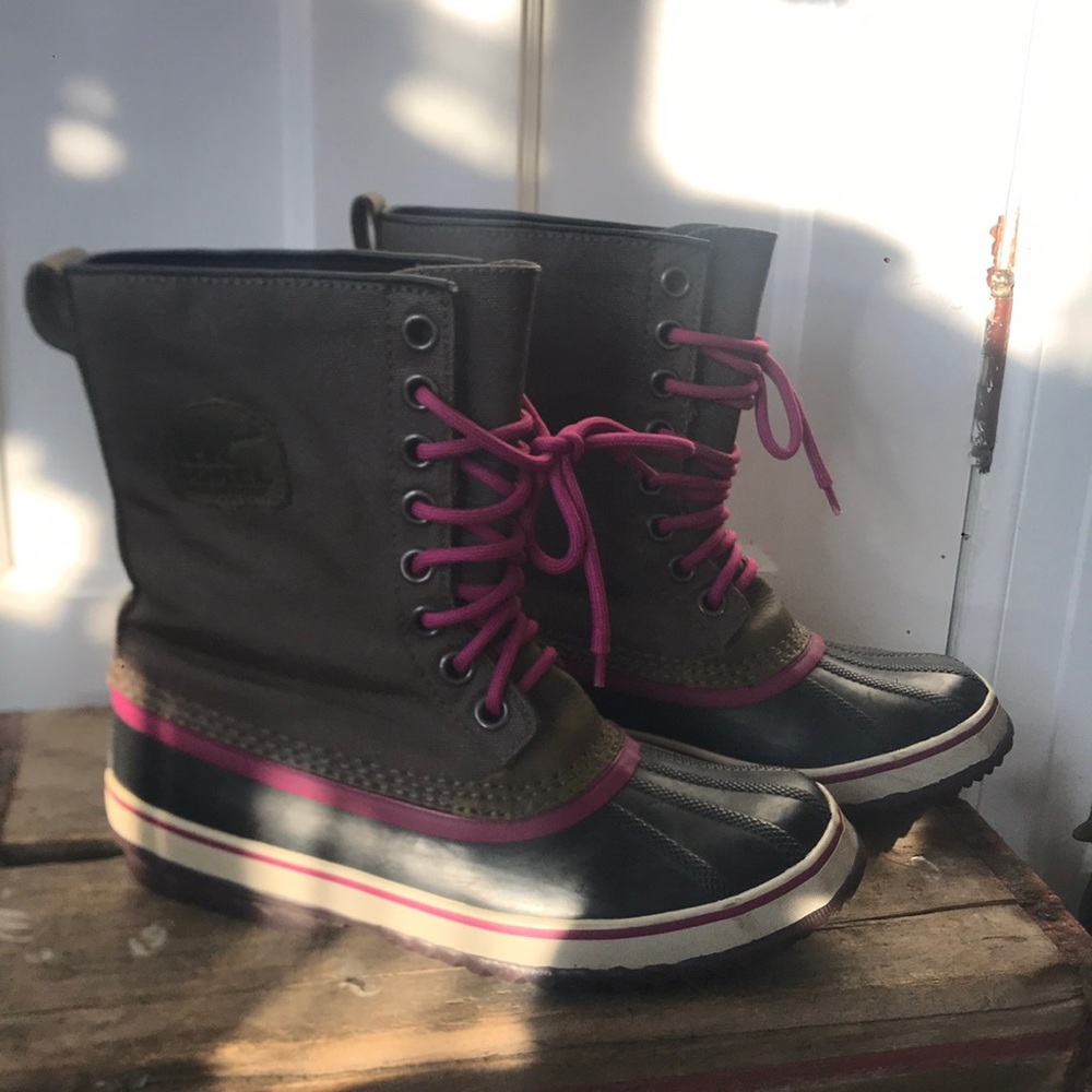 Sorel 1965 Premium Army Green and Fuscia